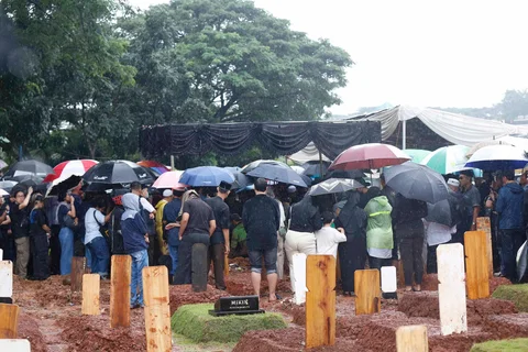 Keluarga, kerabat dan teman saat menghadiri  pemakaman penyanyi sekaligus penulis lagu Vidi Aldiano di Tempat Pemakaman Umum (TPU) Tanah Kusir, Jakarta Selatan, Minggu (08/03/2026).