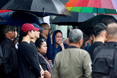 Keluarga, kerabat dan teman saat menghadiri  pemakaman penyanyi sekaligus penulis lagu Vidi Aldiano di Tempat Pemakaman Umum (TPU) Tanah Kusir, Jakarta Selatan, Minggu (08/03/2026).