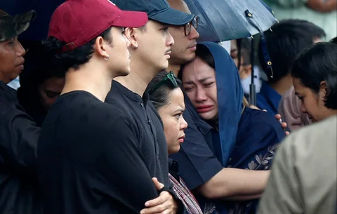 Suasana pemakaman penyanyi sekaligus penulis lagu Vidi Aldiano di Tempat Pemakaman Umum (TPU) Tanah Kusir, Jakarta Selatan, Minggu (08/03/2026).