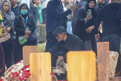 Keluarga, kerabat dan teman saat menghadiri  pemakaman penyanyi sekaligus penulis lagu Vidi Aldiano di Tempat Pemakaman Umum (TPU) Tanah Kusir, Jakarta Selatan, Minggu (08/03/2026).