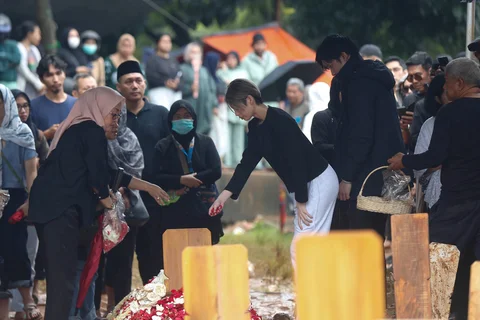 Pemakaman penyanyi sekaligus penulis lagu Vidi Aldiano di Tempat Pemakaman Umum (TPU) Tanah Kusir, Jakarta Selatan, Minggu (08/03/2026).