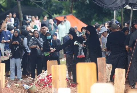 Pemakaman penyanyi sekaligus penulis lagu Vidi Aldiano di Tempat Pemakaman Umum (TPU) Tanah Kusir, Jakarta Selatan, Minggu (08/03/2026).