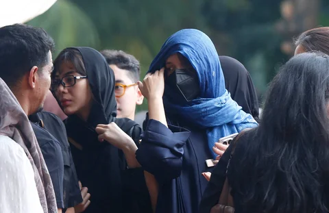Istri mendian Vidi, Sheila Dara Aisha saat pemakaman Vidi Aldiano di Tempat Pemakaman Umum (TPU) Tanah Kusir, Jakarta Selatan, Minggu (08/03/2026).