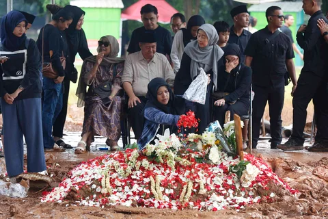 Istri mendiang Vidi, Sheila Dara Aisha saat pemakaman Vidi Aldiano di Tempat Pemakaman Umum (TPU) Tanah Kusir, Jakarta Selatan, Minggu (08/03/2026).