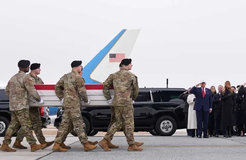 Peti jenazah Mayor Cadangan Angkatan Darat AS Jeffrey O&rsquo;Brien yang tewas dalam serangan pesawat tak berawak di Kuwait dibawa oleh tim pengangkut Angkatan Darat saat proses pemulangan korban di Pangkalan Angkatan Udara Dover, Delaware, Sabtu 7 Maret 2026.