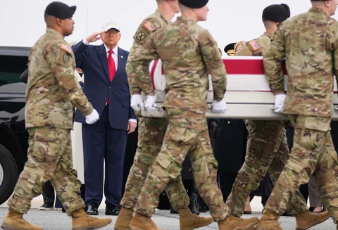 Peti jenazah Mayor Cadangan Angkatan Darat AS Jeffrey O&rsquo;Brien yang tewas dalam serangan pesawat tak berawak di Kuwait dibawa oleh tim pengangkut Angkatan Darat saat proses pemulangan korban di Pangkalan Angkatan Udara Dover, Delaware, Sabtu 7 Maret 2026.