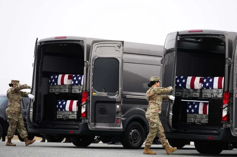 Presieden Donald Trump memberikan penghormatan saat peti jenazah Mayor Cadangan Angkatan Darat AS Jeffrey O&rsquo;Brien yang tewas dalam serangan pesawat tak berawak di Kuwait dibawa oleh tim pengangkut Angkatan Darat saat proses pemulangan korban di Pangkalan Angkatan Udara Dover, Delaware, Sabtu 7 Maret 2026.