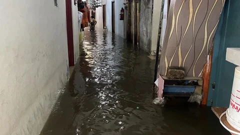 Banjir merendam permukiman warga di kawasan Bendungan Hilir (Benhil), Jakarta Pusat. (Liputan6.com/Winda Nelfira)