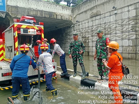 Proses penyedotan air di Underpass Mampang Prapatan yang sempat terendam banjir