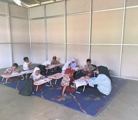 Satgas PRR Tito Karnavian di Sela Penyerahan Bantuan Sosial Ekonomi kepada korban bencana di Kabupaten Pidie Jaya