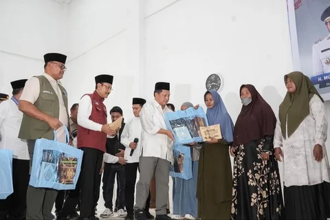 Mendagri Tito Karnavian dan Mensos Gus Ipul saat memberikan bantuan kepada warga Pidie Jaya yang terdampak bencana