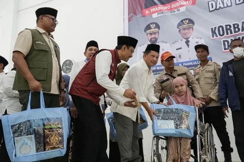 Mendagri Tito Karnavian dan Mensos Gus Ipul saat memberikan bantuan kepada warga Pidie Jaya yang terdampak bencana