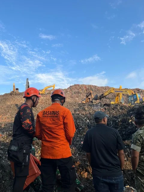 Gunung Sampah Bantargebang Longsor 3 Orang Tewas Tertimbun