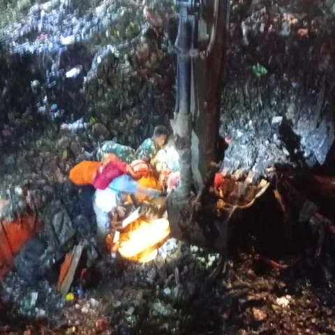 Evakuasi Korban Longsor Bantargebang