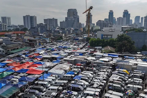 Deretan mobil dan tenda yang menjual pakaian muslimah di Pasar Tasik, Cideng, Jakarta, Senin, (09/03/2026).