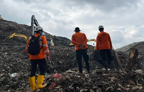 Tim SAR Gabungan dan alat berat saat melakukan pencarian korban longsor gunungan sampah di Tempat Pengolahan Sampah Terpadu (TPST) Bantargebang, Bekasi, Jawa Barat, Senin (9/3/2026).