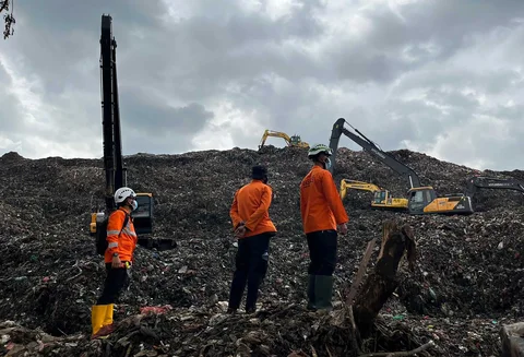 Tim SAR Gabungan dan alat berat saat melakukan pencarian korban longsor gunungan sampah di Tempat Pengolahan Sampah Terpadu (TPST) Bantargebang, Bekasi, Jawa Barat, Senin (9/3/2026).