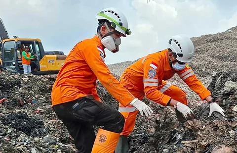 Tim SAR Gabungan dan alat berat saat melakukan evakuasi korban longsor gunungan sampah di Tempat Pengolahan Sampah Terpadu (TPST) Bantargebang, Bekasi, Jawa Barat, Senin (9/3/2026).