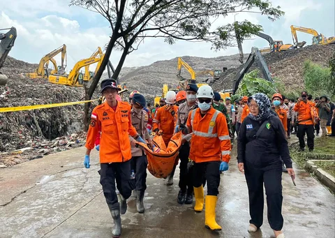 Tim SAR Gabungan dan alat berat saat melakukan evakuasi korban longsor gunungan sampah di Tempat Pengolahan Sampah Terpadu (TPST) Bantargebang, Bekasi, Jawa Barat, Senin (9/3/2026).