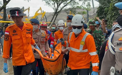 Tim SAR Gabungan dan alat berat saat melakukan evakuasi korban longsor gunungan sampah di Tempat Pengolahan Sampah Terpadu (TPST) Bantargebang, Bekasi, Jawa Barat, Senin (9/3/2026).