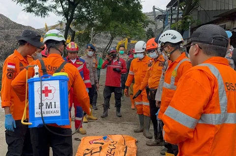 Tim SAR Gabungan dan alat berat saat melakukan evakuasi korban longsor gunungan sampah di Tempat Pengolahan Sampah Terpadu (TPST) Bantargebang, Bekasi, Jawa Barat, Senin (9/3/2026).
