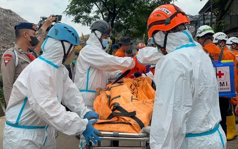 Tim SAR Gabungan dan alat berat saat melakukan evakuasi korban longsor gunungan sampah di Tempat Pengolahan Sampah Terpadu (TPST) Bantargebang, Bekasi, Jawa Barat, Senin (9/3/2026).