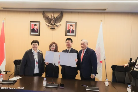Penandatanganan MOU oleh Fify Manan, Ketua Yayasan Usaha Bakti Diaspora dan Presiden Indonesian Diaspora Business Council dan Tetsuya Yamada, Presiden Direktur / CEO Kaikoukai Healthcare Group Japan. Dari kiri ke kanan: Dubes Kartini Sjahrir, Fify Manan, Tetsuya Yamada, Edward Wanandi