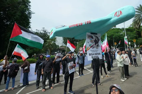 Para pengunjuk rasa meneriakkan slogan-slogan selama demonstrasi menentang serangan AS dan Israel terhadap Iran dan pembunuhan Pemimpin Tertinggi Iran Ayatollah Ali Khamenei, di luar Kedutaan Besar AS di Jakarta, Indonesia, Senin, (09/03/2026).