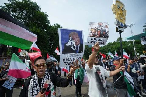 Para pengunjuk rasa meneriakkan slogan-slogan selama demonstrasi menentang serangan AS dan Israel terhadap Iran dan pembunuhan Pemimpin Tertinggi Iran Ayatollah Ali Khamenei, di luar Kedutaan Besar AS di Jakarta, Indonesia, Senin, (09/03/2026).