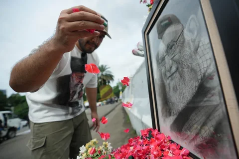 Seorang demonstran meletakkan karangan bunga saat protes menentang pembunuhan Pemimpin Tertinggi Iran Ayatollah Ali Khamenei, di luar Kedutaan Besar AS di Jakarta, Indonesia, Senin, (09/03/2026).