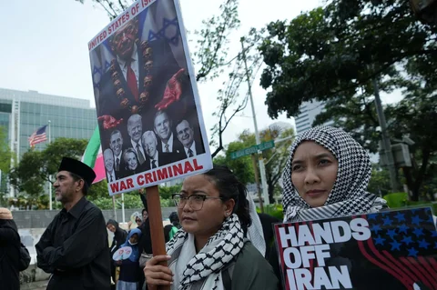 Para pengunjuk rasa saat melakukan  demonstrasi menentang serangan AS dan Israel terhadap Iran dan pembunuhan Pemimpin Tertinggi Iran Ayatollah Ali Khamenei, di luar Kedutaan Besar AS di Jakarta, Indonesia, Senin, (09/03/2026).