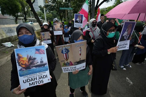 Para pengunjuk rasa saat melakukan  demonstrasi menentang serangan AS dan Israel terhadap Iran dan pembunuhan Pemimpin Tertinggi Iran Ayatollah Ali Khamenei, di luar Kedutaan Besar AS di Jakarta, Indonesia, Senin, (09/03/2026).