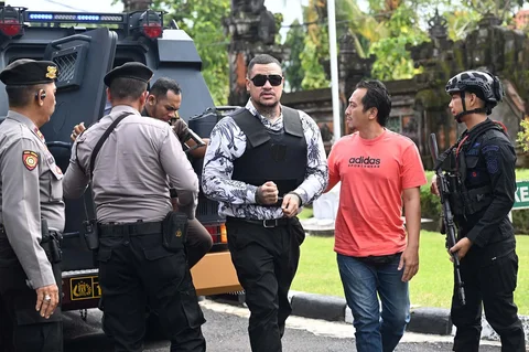 Warga negara Australia Paea I. Middlemore Tupou  tiba untuk mengikuti sidang vonis di Pengadilan Distrik Denpasar, Bali, Indonesia, Senin (9/3/2026).