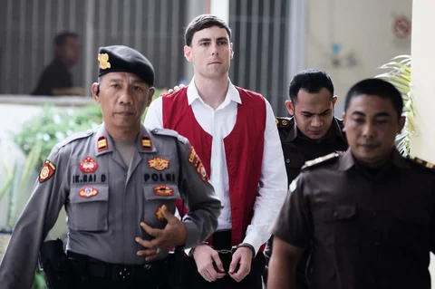 Warga negara Australia Darcy Jenson tiba untuk mengikuti sidang vonis di Pengadilan Distrik Denpasar, Bali, Indonesia, Senin (9/3/2026).