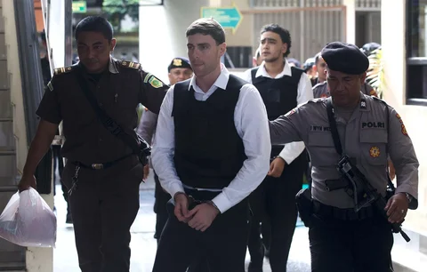 Warga negara Australia Darcy Jenson (tengah depan) dan Mevlut Coskun (belakang) tiba untuk mengikuti sidang vonis di Pengadilan Distrik Denpasar, Bali, Indonesia, Senin (9/3/2026).