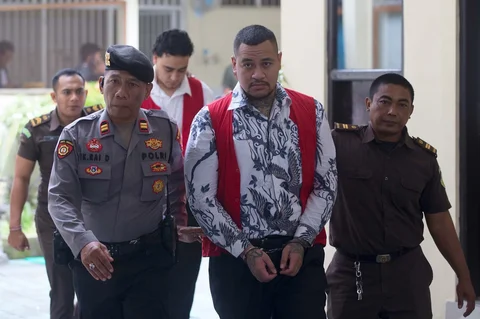 Warga negara Australia Paea I. Middlemore Tupou (tengah depan) dan Mevlut Coskun (belakang) tiba untuk mengikuti sidang vonis di Pengadilan Distrik Denpasar, Bali, Indonesia, Senin (9/3/2026).