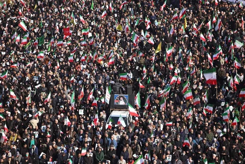 Orang-orang berkumpul dalam sebuah unjuk rasa untuk mendukung Ayatollah Mojtaba Khamenei, penerus mendiang ayahnya, Ayatollah Ali Khamenei, sebagai pemimpin tertinggi, di Teheran, Iran, Senin (09/03/2026)