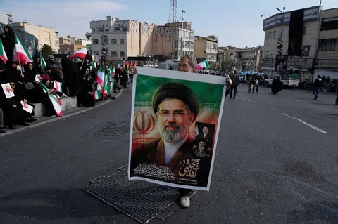 Seorang pria memegang poster Ayatollah Mojtaba Khamenei, yang menggantikan mendiang ayahnya Ayatollah Ali Khamenei sebagai pemimpin tertinggi, selama unjuk rasa untuk mendukungnya di Teheran, Iran, Senin (09/03/2026).