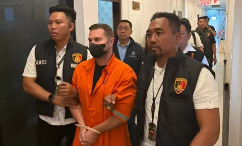 Petugas gabungan mengamankan buronan internasional Interpol Lyons di Mapolda Bali, Denpasar,  Selasa (31/03/2026).