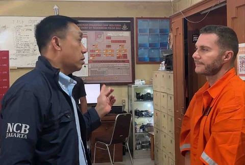 Petugas gabungan mengamankan buronan internasional Interpol Lyons di Mapolda Bali, Denpasar,  Selasa (31/03/2026).