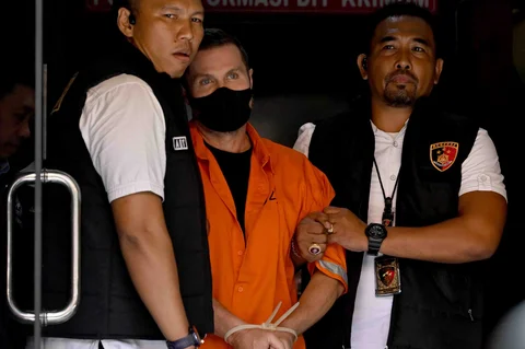 Petugas gabungan mengamankan buronan internasional Interpol Lyons di Mapolda Bali, Denpasar,  Selasa (31/03/2026).