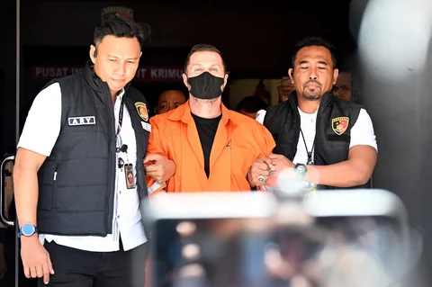 Petugas gabungan mengamankan buronan internasional Interpol Lyons di Mapolda Bali, Denpasar,  Selasa (31/03/2026).