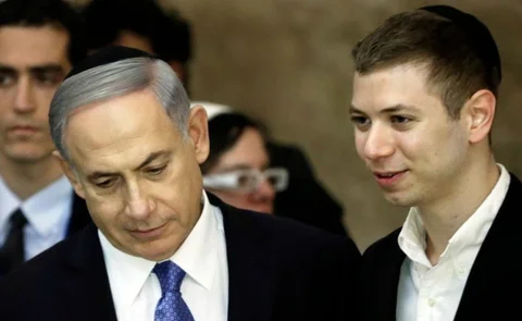PM Israel Benjamin Netanyahu (kiri) dan putranya, Yair Netanyahu (AFP PHOTO)