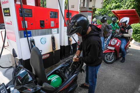 Para pengendara sepeda motor mengisi bahan bakar pertalite ke sepeda motor mereka di sebuah SPBU di Jakarta, Rabu (01/04/2026).