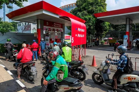Para pengendara sepeda motor mengisi bahan bakar pertalite ke sepeda motor mereka di sebuah SPBU di Jakarta, Rabu (01/04/2026).