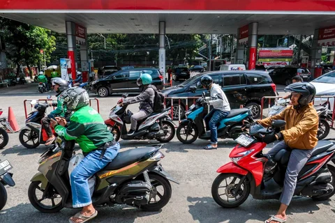 Para pengendara sepeda motor mengisi bahan bakar pertalite ke sepeda motor mereka di sebuah SPBU di Jakarta, Rabu (01/04/2026).