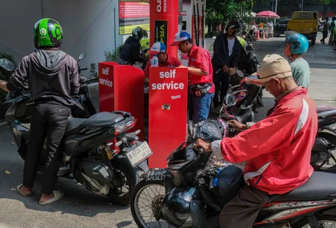 Para pengendara sepeda motor mengisi bahan bakar pertalite ke sepeda motor mereka di sebuah SPBU di Jakarta, Rabu (01/04/2026).