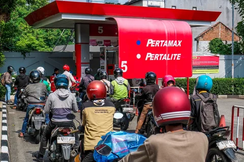 Para pengendara sepeda motor mengisi bahan bakar pertalite ke sepeda motor mereka di sebuah SPBU di Jakarta, Rabu (01/04/2026).