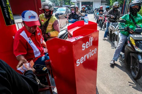 Para pengendara sepeda motor mengisi bahan bakar pertalite ke sepeda motor mereka di sebuah SPBU di Jakarta, Rabu (01/04/2026).