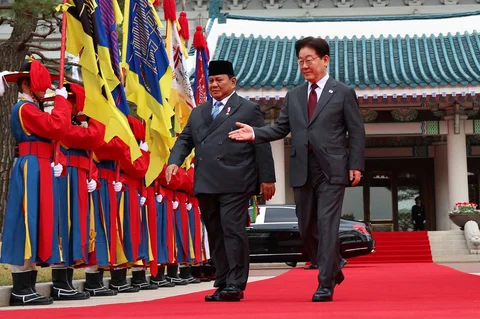Presiden  Prabowo Subianto dan Presiden Korea Selatan Lee Jae Myung berjalan menuju upacara penyambutan di kantor kepresidenan di Seoul, Korea Selatan, Rabu, (01/04/2025).